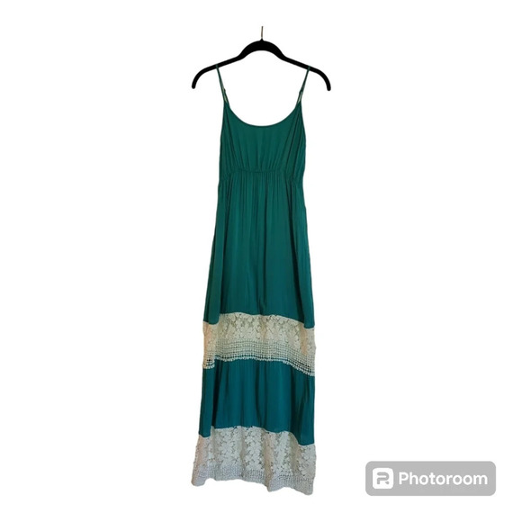 entro Dresses & Skirts - 💕Entro teal and white lace maxi dress‎